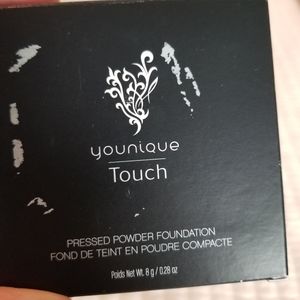 Younique Pressed Powder Foundation in Crepe